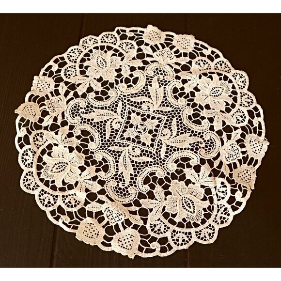 3 Doilies Doily Crocheted Doily Ecru Vintage Doilies B1 - Picture 4 of 4
